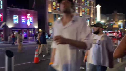 NASHVILLE TN LIVE BROADWAY STREET / PEOPLE WATCHING / BANDS WATCHING / BARS