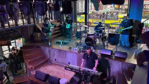 NASHVILLE TN LIVE BROADWAY STREET / PEOPLE WATCHING / BANDS WATCHING / BARS