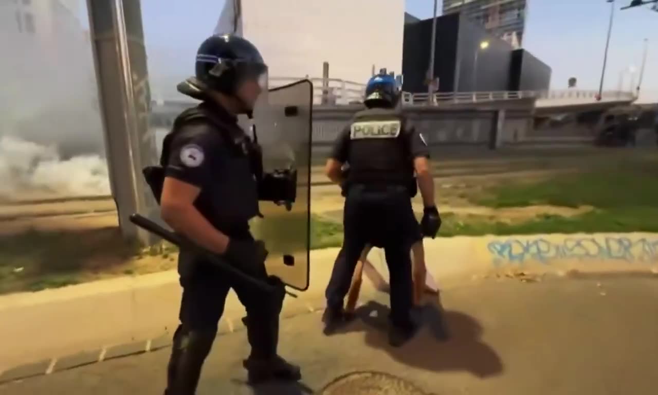 🇫🇷 Around 800,000 people across France joined a major strike, disrupting schools, transport,