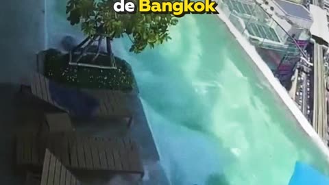 Momento de pesadilla en la piscina de un rascacielos de Bangkok