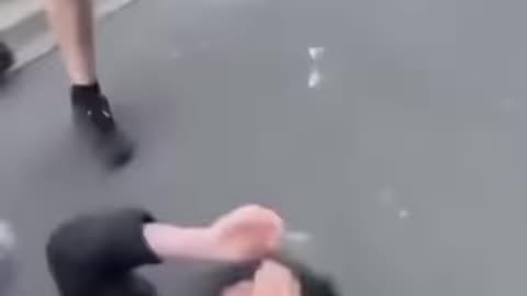 Un pervers musulman surpris en train d’essayer d’enlever un enfant. Se fait battre par des gars.