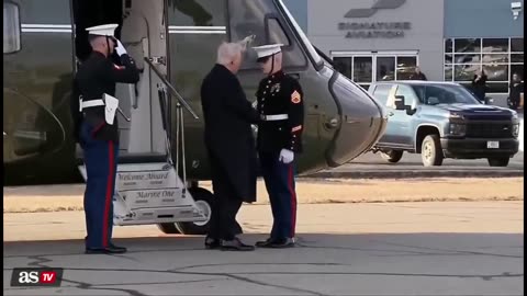 Elon Musk's AWKWARD MOMENT on Air Force One: tries to AVOID LOOKING at Karoline Levitt