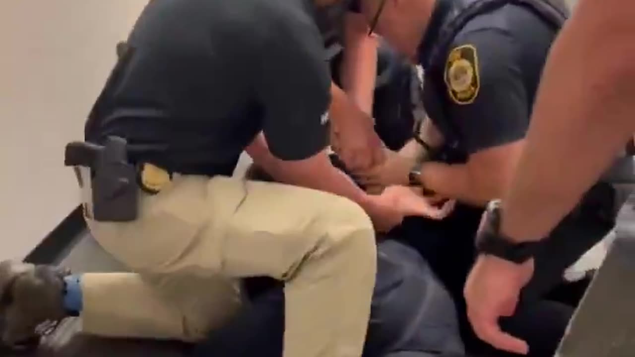 Përplasje e ashpër jashtë konferencës, senatori amerikan arrestohet me force