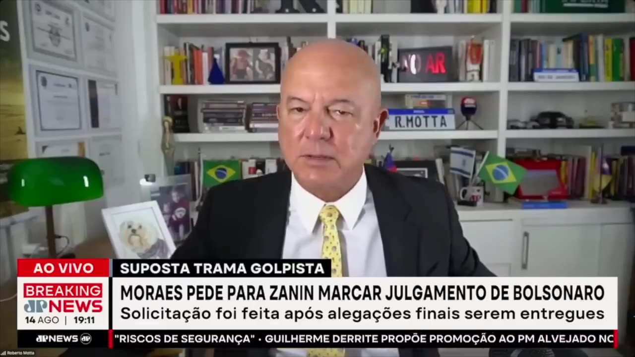 Muitos dizem que não gostam de política, mas a política está na sua mesa, geladeira e, até na sua cama. É eles que irão dizer o que você irá comer e viver. Vocês estão vendo o sistema corrupto que se instalou no Brasil, é isso que querem?