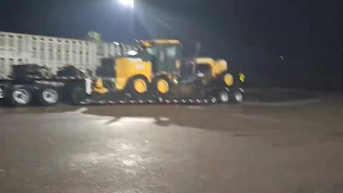 WHAT DO YALL DO ON YOUR BIRTHDAY #truckesvlogs #truckdriver #ourtruckinglife #truckergirl #truckin