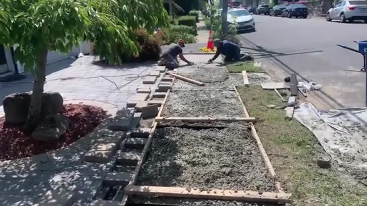 In america homeowners are responsible for the side walk in front of their property (1).mp4