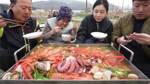 ssvid.net---돌문어-아귀-홍게-미나리-제철-재료-듬뿍-넣은-깊은-맛의-해물탕-먹방-Seafood_360p