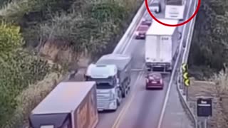Un camión sin frenos empuja un auto desde el puente
