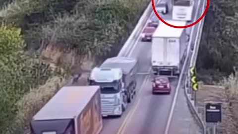 Un camión sin frenos empuja un auto desde el puente