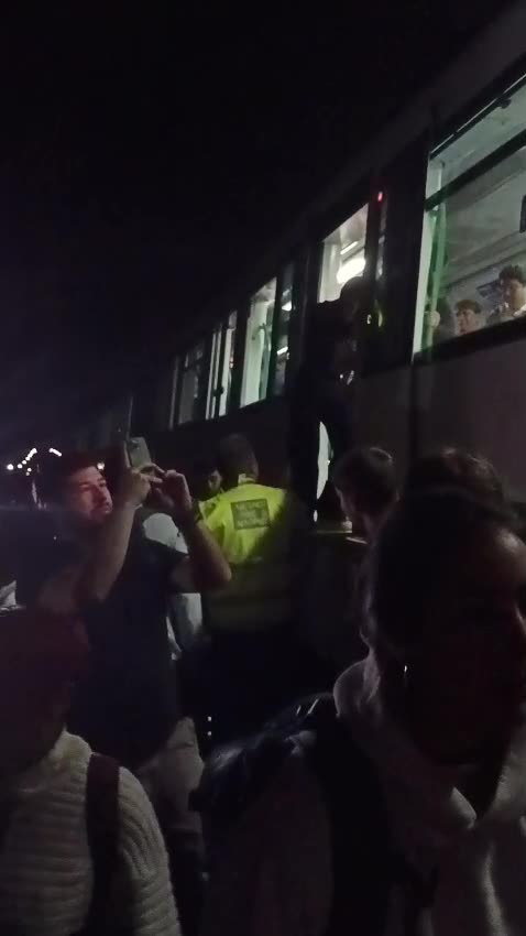 Pedro Sánchez nos corta la luz, Franco dimisión.