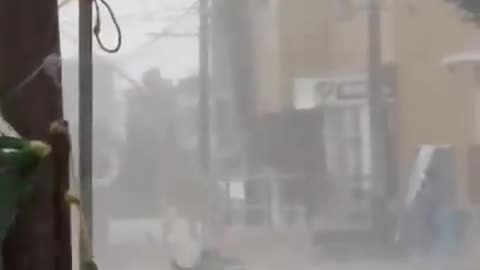 Severe flooding in Mexico City: Delivery driver carried off by strong currents
