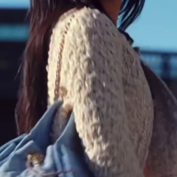 JENNIE in the new CHANEL 25 handbag.