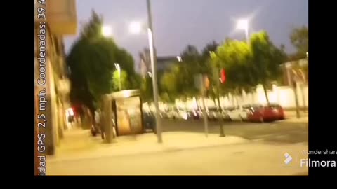 Tipo random se pasea anoche por el barrio en actitud un tanto desafiante