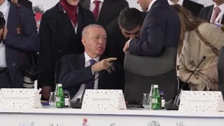 Erdogan 'atrapa' a Macron por el dedo durante un saludo