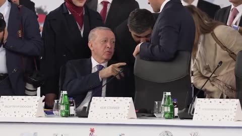 Erdogan 'atrapa' a Macron por el dedo durante un saludo