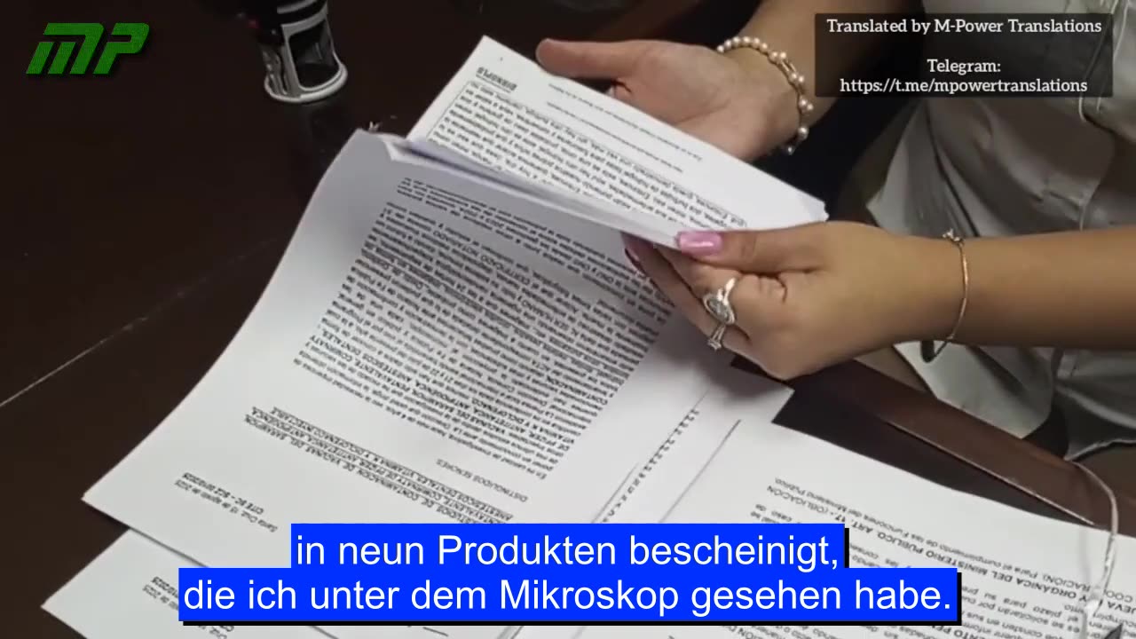 Die Ärztin Liliana übergibt den notariellen Bericht an das Gesundheitsamt in Santa Cruz.