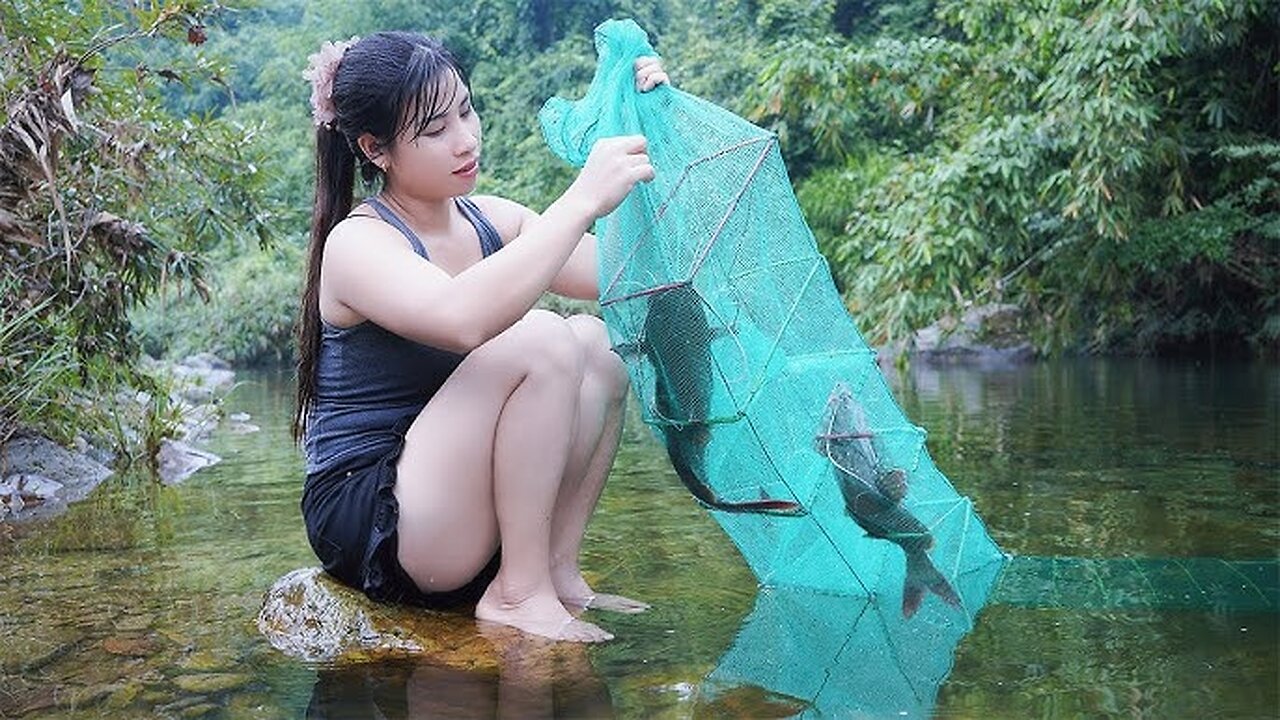 5-Meter Fish Trap Catches Many Kinds of Fish – Traditional Fishing in the Wild Stream