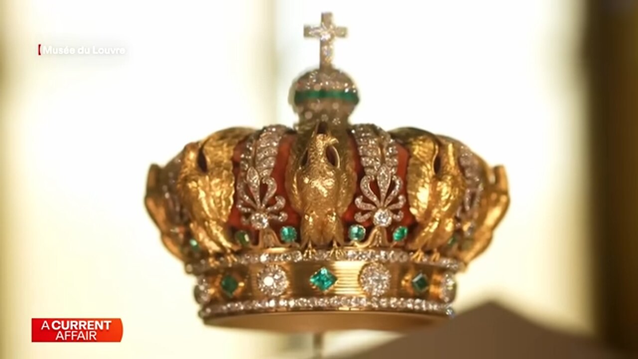 How did thieves manage to pull off a heist at the Louvre?