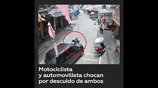 Motociclista conduce en una sola rueda y choca con un auto que iba en dirección contraria