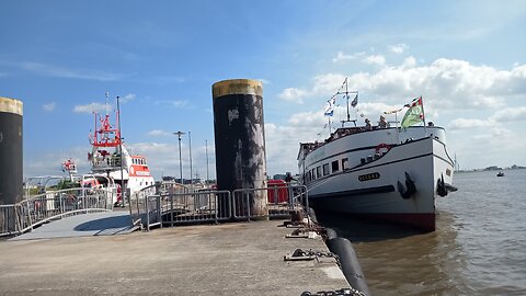 OCEANA legt von der Seebäderkaje in Bremerhaven in Richtung Bremen ab