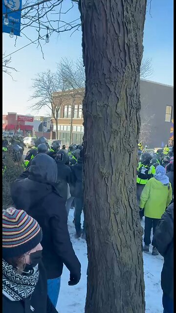 👮‍♂️ 🇺🇸 Minnesota state troopers detain an anti-ICE rioter.