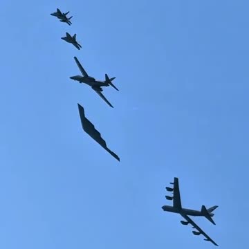 Defense Intelligence - ‼️🇺🇸🇻🇪Seven U.S. warships, including an assault ship, a cruis