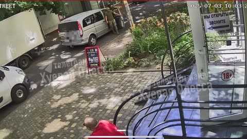 😨🏃‍♂️ Ukraine Russia War | Odesa Resident Hides as TCC Van Approaches During Attack | RCF