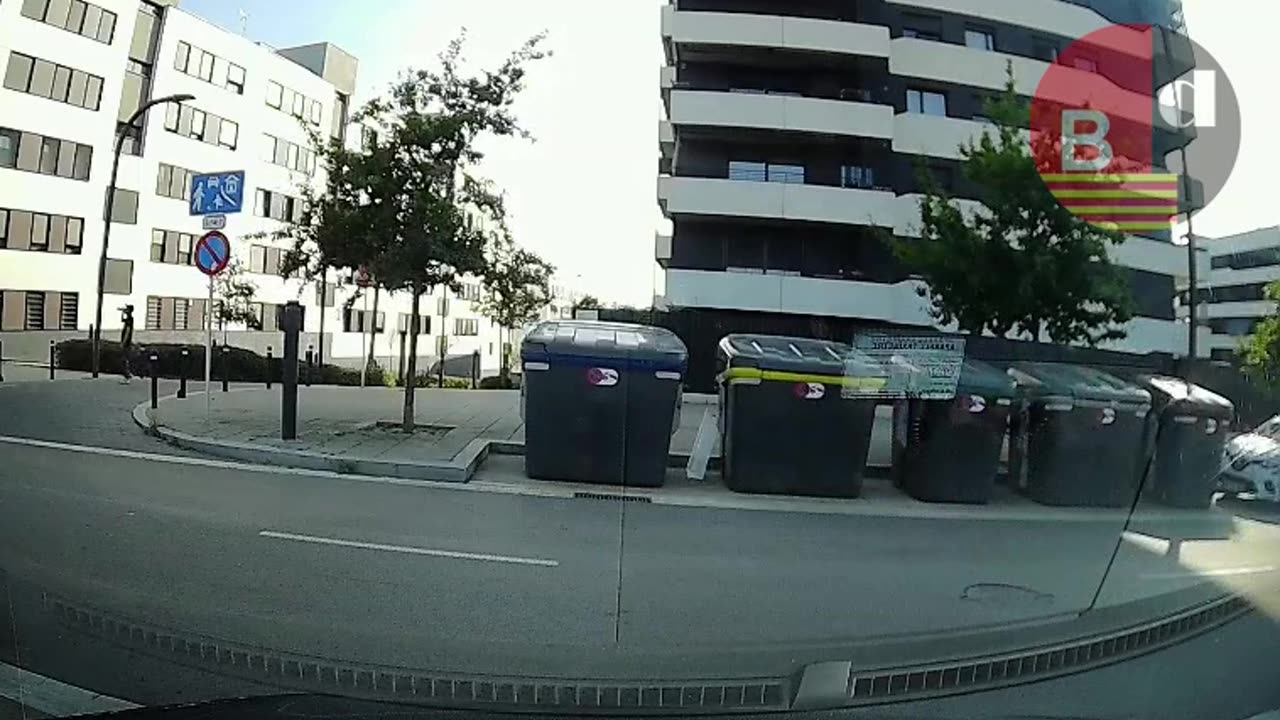 Un conocido delincuente de Sants destroza un taxi durante un robo en Sant Just