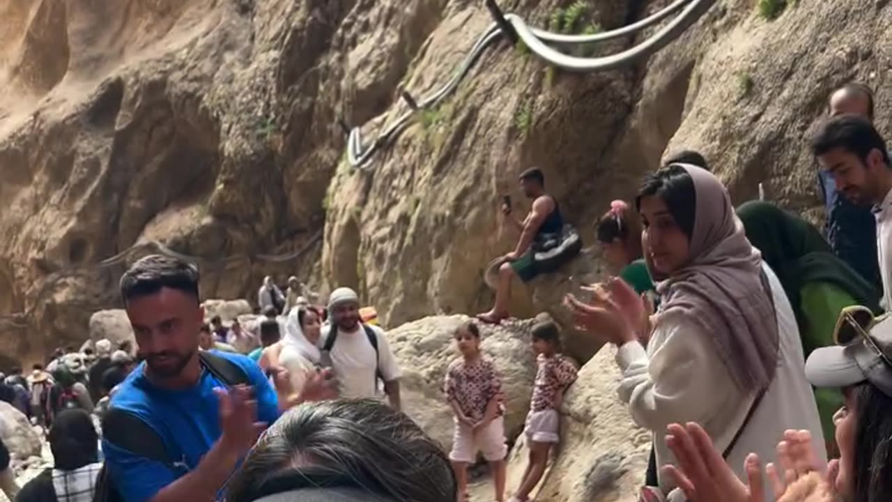 سن اگه بالا بوره بالای ۵۰ بوره بازم عاشقی کمه.....🥂🫶