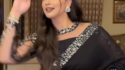just a saree girl manifesting main character energy😌