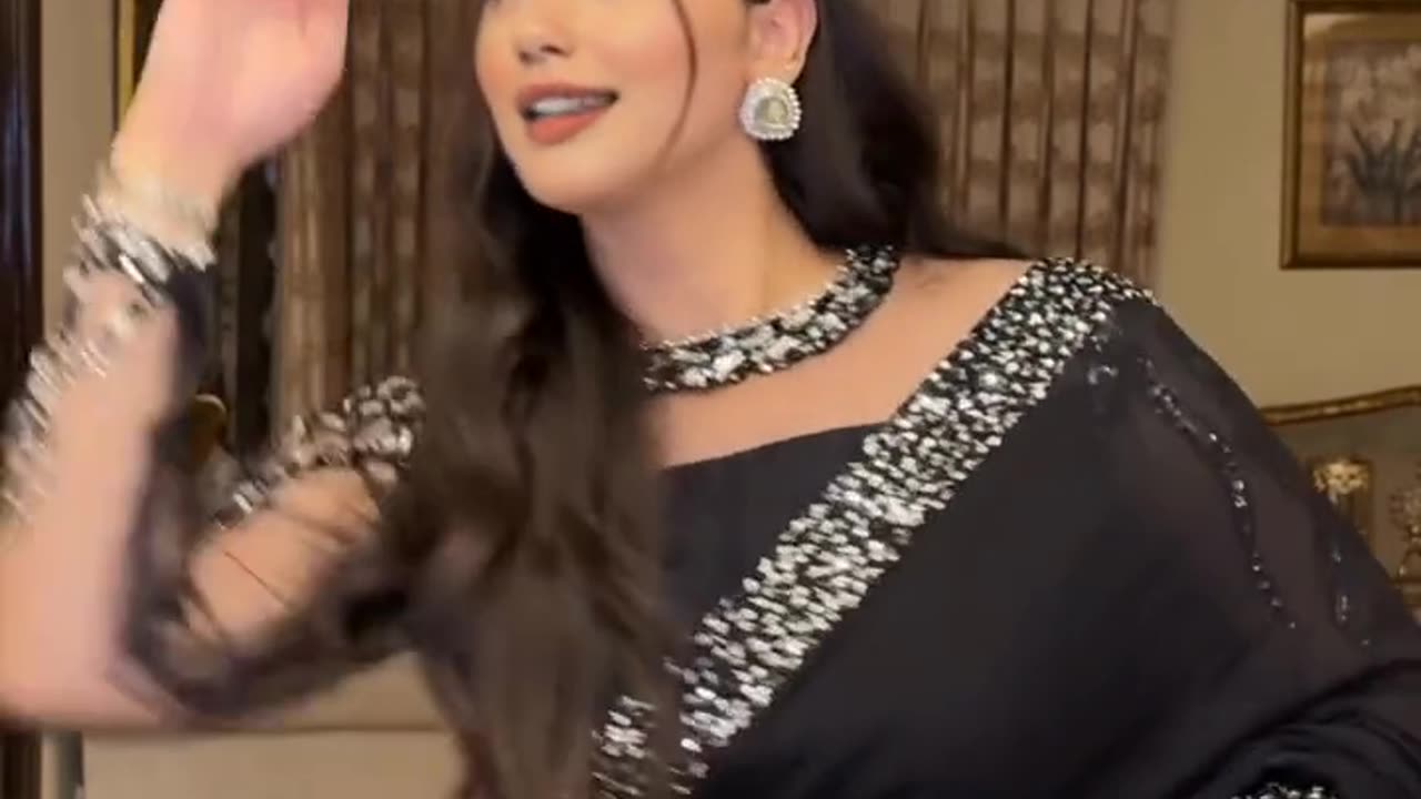 just a saree girl manifesting main character energy😌