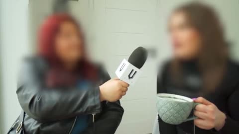 Pani z ośrodka dla uchodźców mówi że Oni mają narkotyki i inne rzeczy.