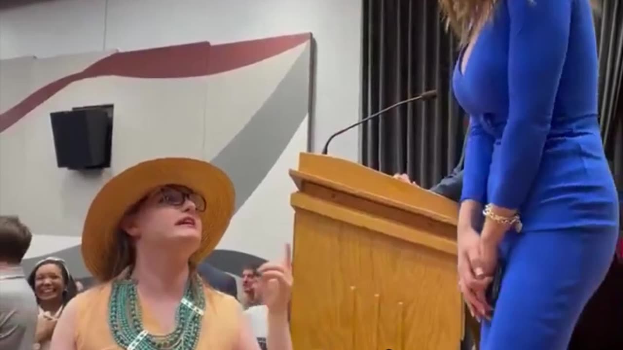Tenso cruce entre congresista estadounidense y activista trans