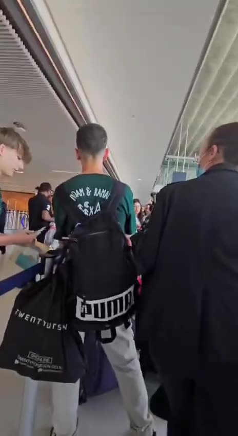 Outrageous event: Israeli teenagers were detained at the airport in Paris by a pro-Palestinian