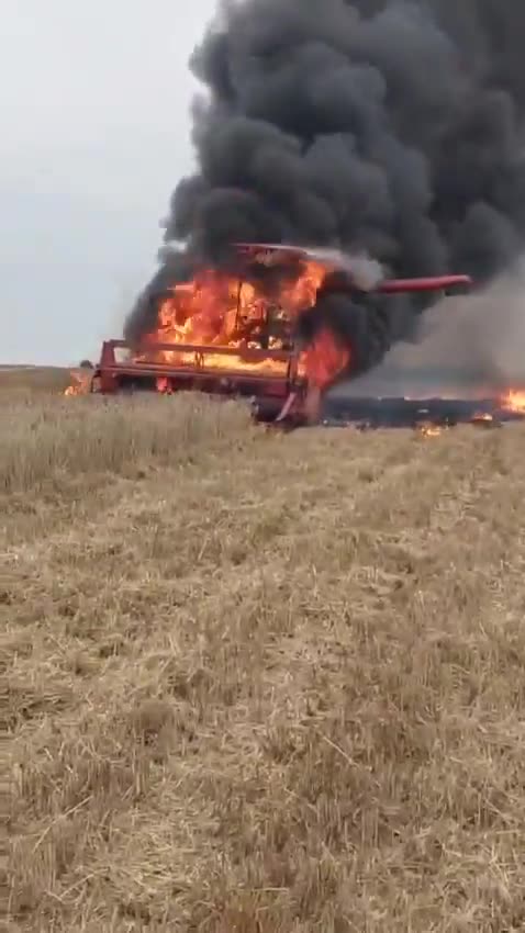 Wczorajszy pożar kombajnu. Strażacy przypominają rolnikom o wyposażeniu swoich pojazdów w gaśnice.