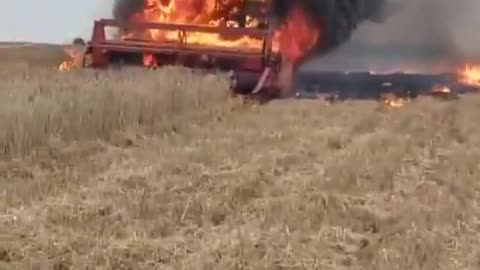 Wczorajszy pożar kombajnu. Strażacy przypominają rolnikom o wyposażeniu swoich pojazdów w gaśnice.