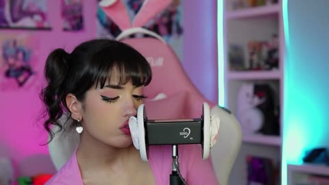 E-GIRL KISSES AND LICKS YOUR EARS ASMR