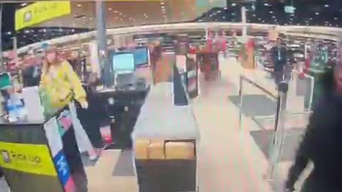 machete wielding thugs in Melbourne bottle shop (online-video-cutter.com)