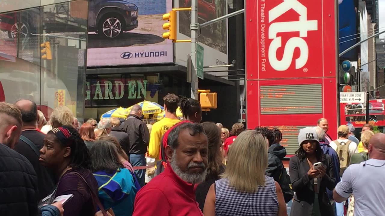 Walking Manhattan: Times Square (2019) 3