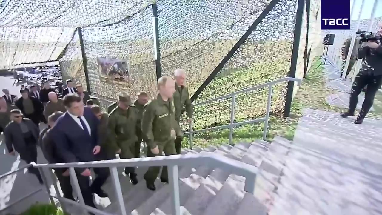 🤡 Putin shows up at the "Zapad-2025" exercises in military uniform.