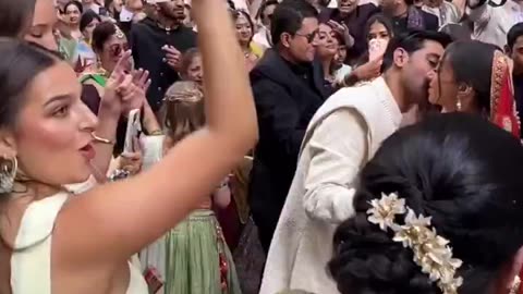 An Indian wedding brings Wall Street to a standstill! 😅
