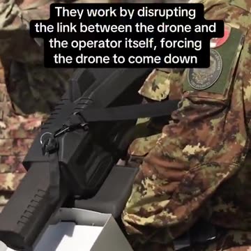 Italian soldiers with anti-drone rifles in Rome, Vaticanoi, for fear Islamist attacks.