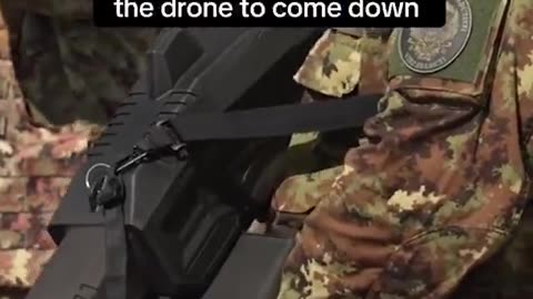 Italian soldiers with anti-drone rifles in Rome, Vaticanoi, for fear Islamist attacks.