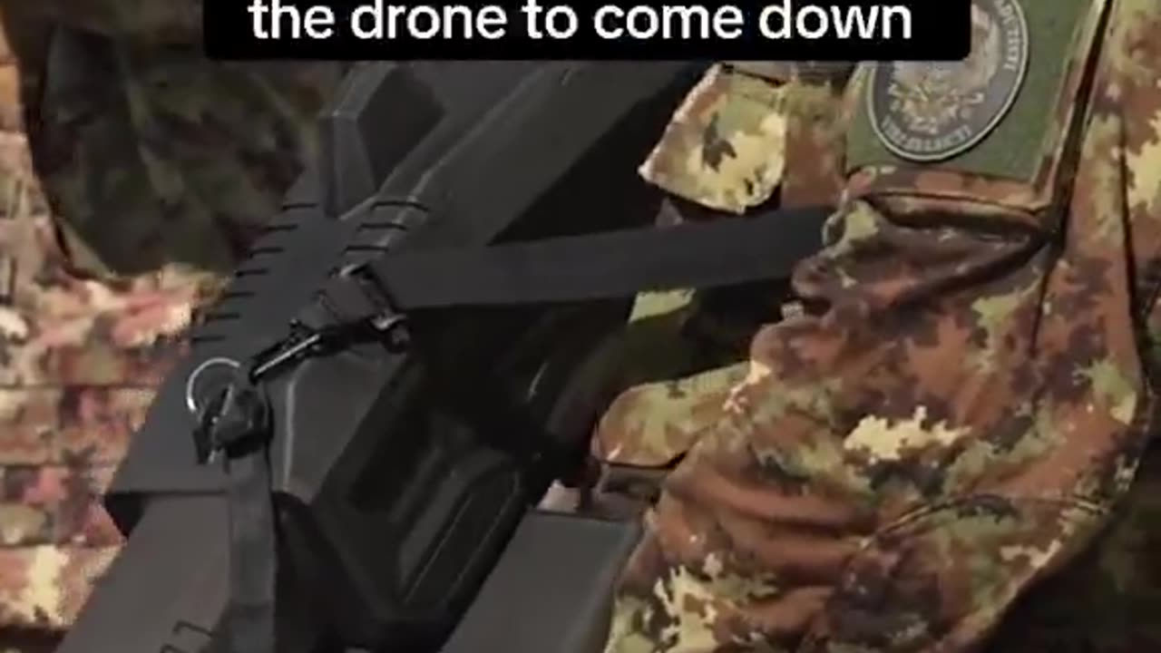 Italian soldiers with anti-drone rifles in Rome, Vaticanoi, for fear Islamist attacks.