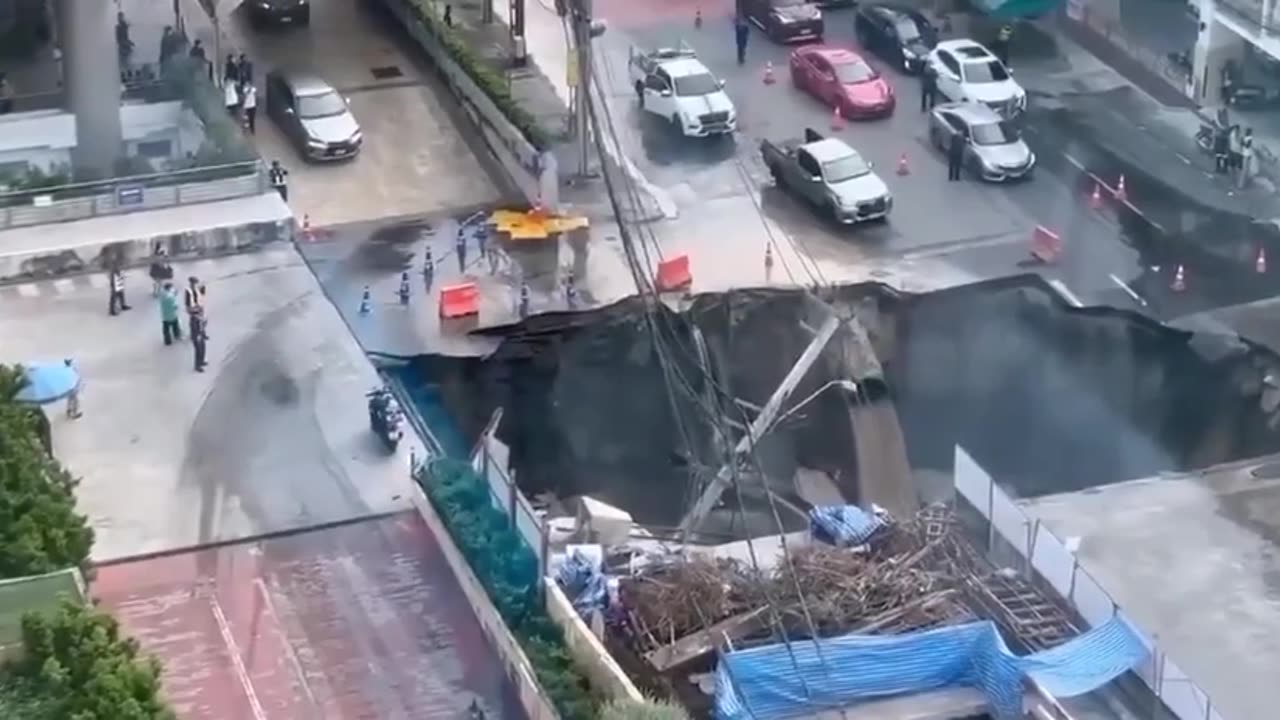 A huge sinkhole opened this morning on a main street in the heart of Bangkok, Thailand.