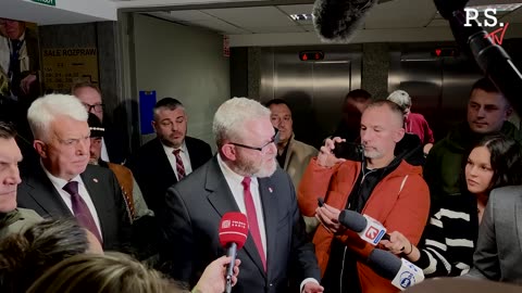 Grzegorz. Braun na konferencji prasowej po 1 dniu procesu.