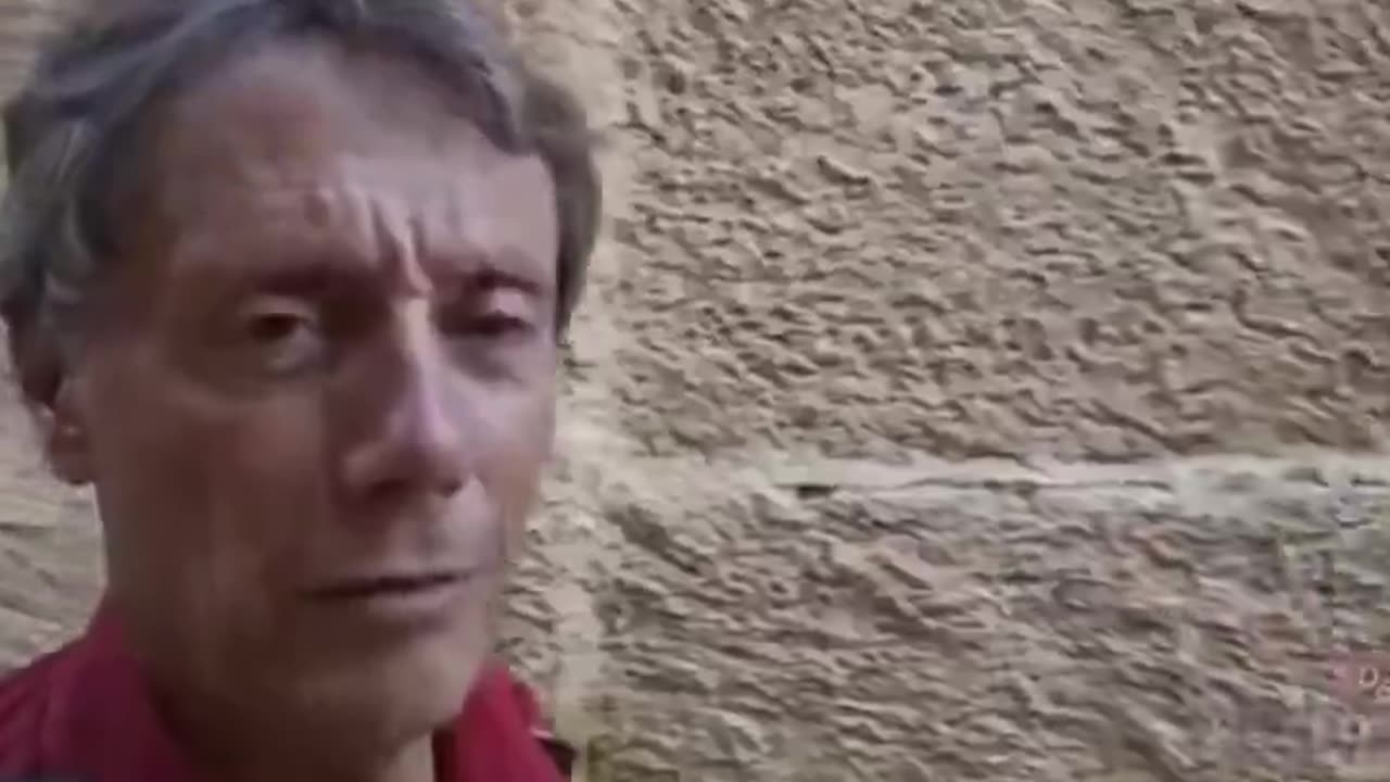 A French TV producer travels to Algeria and is shocked to discover women ...