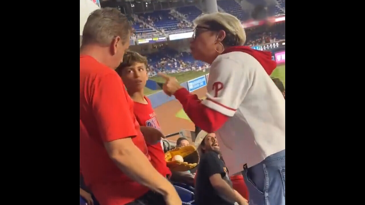 'Karen' le quita una pelota a un pequeño fan en un partido dec