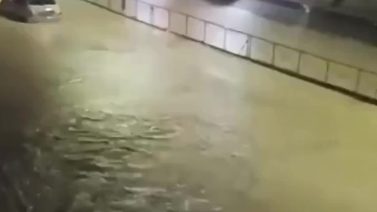 Heavy rains transform roads into rivers in Chieti #Italy