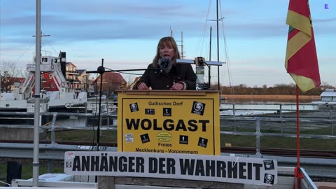 Wolgast - Inken Arndt Landratskandidatin spricht zu den Demoteilnehmern 08-04-2025